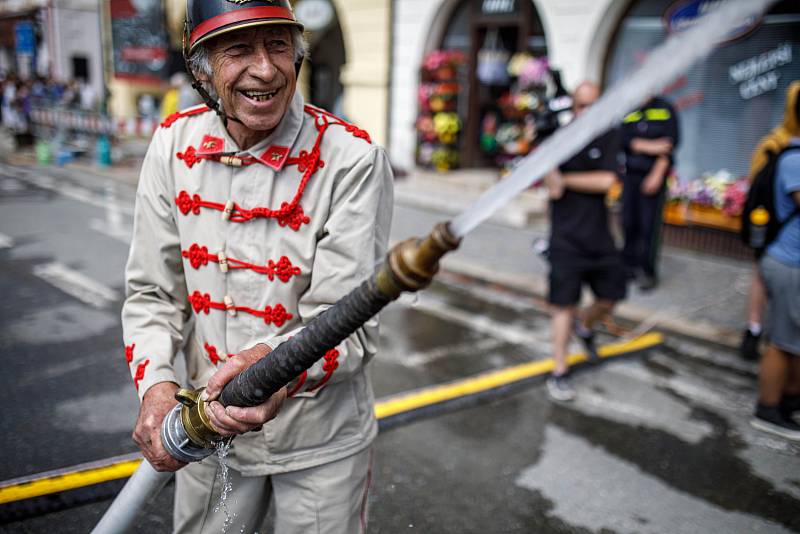 Historická hasičská stříkačka se předvedla v akci na dobrušském Dni bezpečnostních složek.