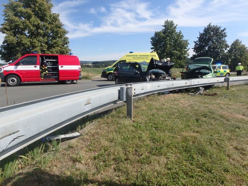 Dopravní nehoda dvou osobních automobilů v Rychnově nad Kněžnou.