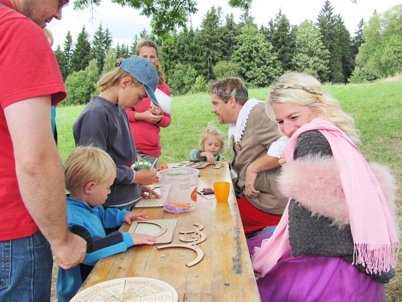 DO POHÁDKOVÉHO LESA se rodiče s dětmi vydávali v sobotu odpoledne u chaty Kristýna na Jedlové v Deštném v Orlických horách. Na děti čekala celá řada postaviček, které lze potkat jen v pohádce. 