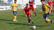 Fotbalisté Starého Města (žluté dresy) doma zvítězili nad Uherským Ostrohem přesvědčivě 7:2.