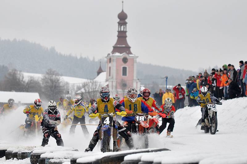 FINÁLOVÝ VRCHOL. Závěrečného závodu MČR na trati „U hradu“ v Dobřanech se zúčastnilo sedmnáct dvojic.