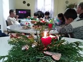 Z vánočního setkání dětí z kosteleckého střediska pro uprchlíky se seniory.