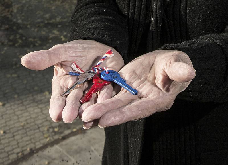Marta Kubišová převzala klíče symbolizující 30 let svobody.
