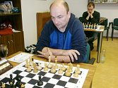 Za šachovnicí dlouholetá opora rychnovské Pandy Slawomir Machlowski.