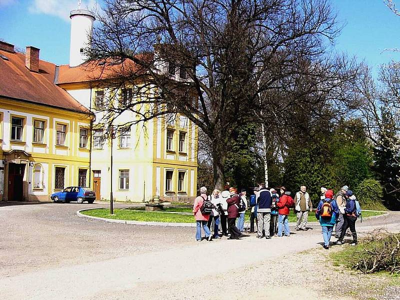 Osmý výlet zavedl turisty na Hrádek u Nechanic