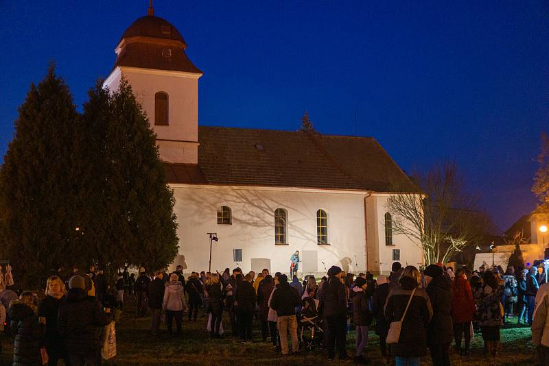 Z adventního jarmarku a rozsvícení vánočního stromku v Albrechticích nad Orlicí.