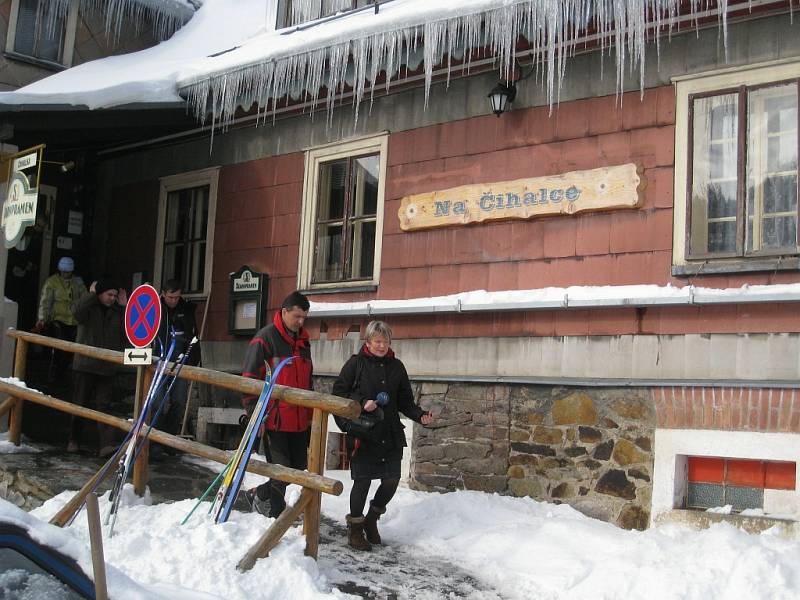 Na Čihalce otevřeli běžecký okruh a pokřtili novou rolbu.