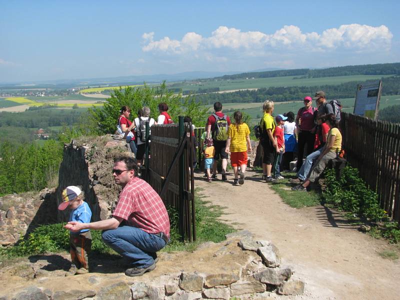 Pochod přes tři hrady dokázal, že turistika je český fenomén