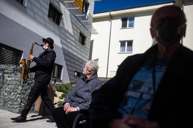 Skupina Black Burinos projela Rychnovem nad Kněžnou, v době karantény tak zahrála občanům z pojízdného pódia.