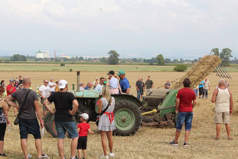 V akci se ukázaly staré stroje i lidská zručnost.