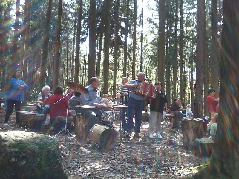  Symbolickým klíčem k otevření  studánky v uplynulých dnech otočili vodník i s vodnicí, aby turistům opět chutnalo. 