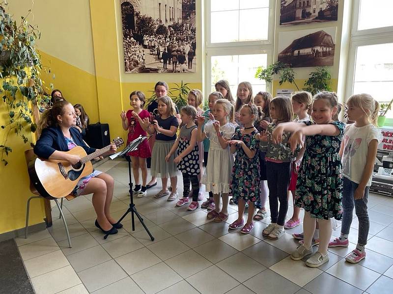 Ve středu přivítala Základní škola v Solnici a její žáci Renatu Moravcovou, a to u příležitosti předání výtěžku z benefičního Velikonočního jarmarku.