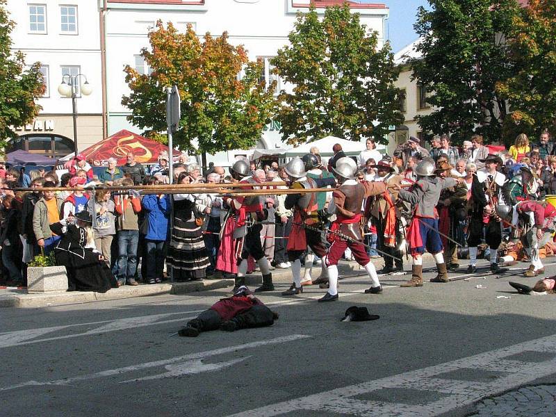 Bitva šermířů a mušketýrů na náměstí F.L.Věka v Dobrušce.