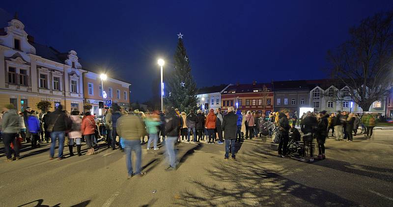 Vánoční strom se už v neděli 21. listopadu rozzářil v Týništi nad Orlicí.