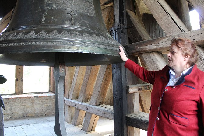 Ve zvonici. Kryštof, třetí největší funkční zvon v Čechách.