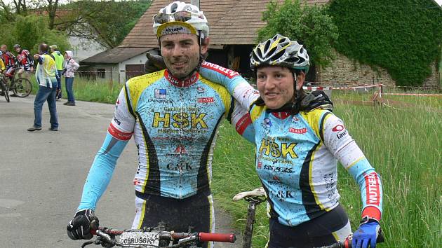 Týmový triumf. Z prvenství se v Mělčanech radovali Petr Pilnáček a Petra Krtičková z HSK Cycling Teamu.