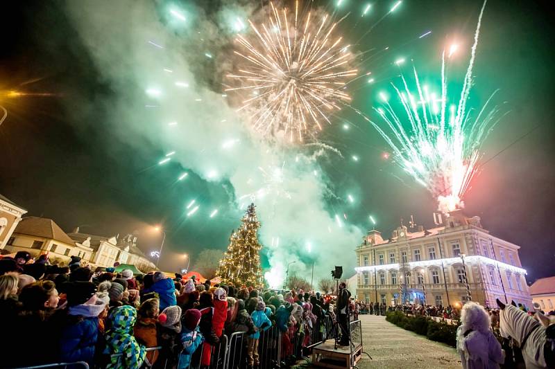 LÉTAJÍCÍ ČERTY, pána pekel a jeho družinu na chůdách i na voze, ale také andílky a akrobaty viděli v sobotu v podvečer  lidé na Kupkově náměstí v Opočně.