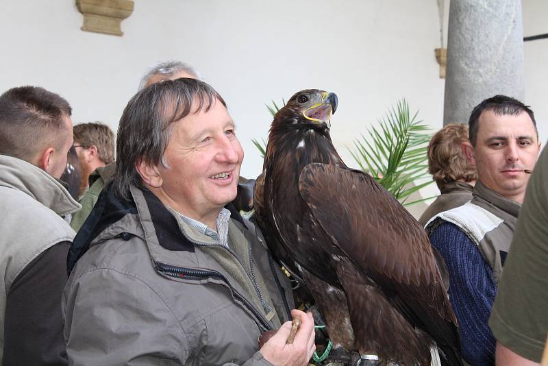 Sokolníci s dravci slavnostně zahájili setkání v Opočně.