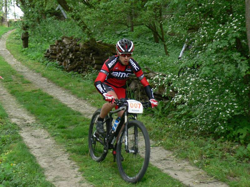 ŠEDESÁT BIKERŮ se vydalo na trať mělčanského závodu v lese Chlum.     