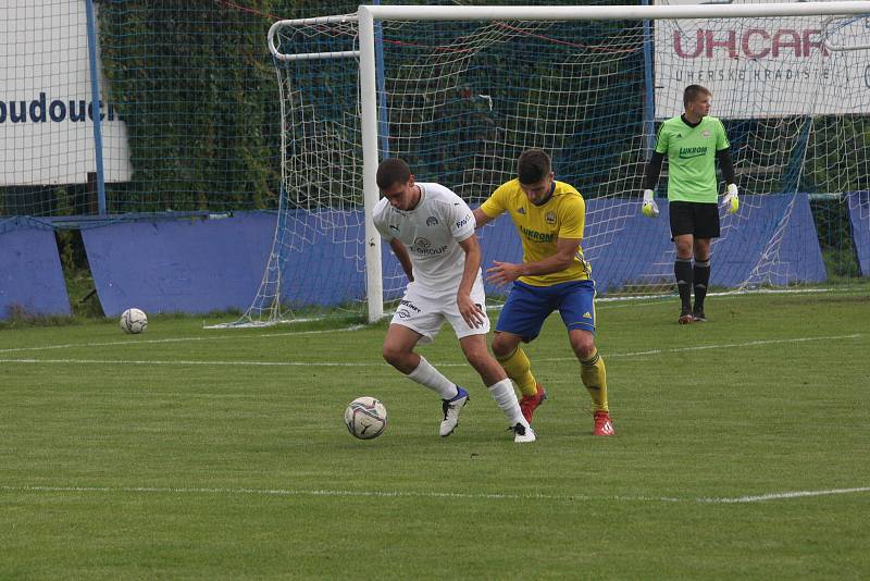 Fotbalisté Slovácka B (bílé dresy) v nedělním třetiligovém derby zdolali zlínskou rezervu 2:0.