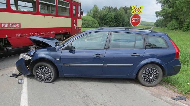 Dlouhou brzdnou dráhu měl rozjetý vůz značky Renault Megane, jehož řidička  z boku narazila do projíždějícího osobního motorového vlaku na nechráněném železničním přejezdu. 