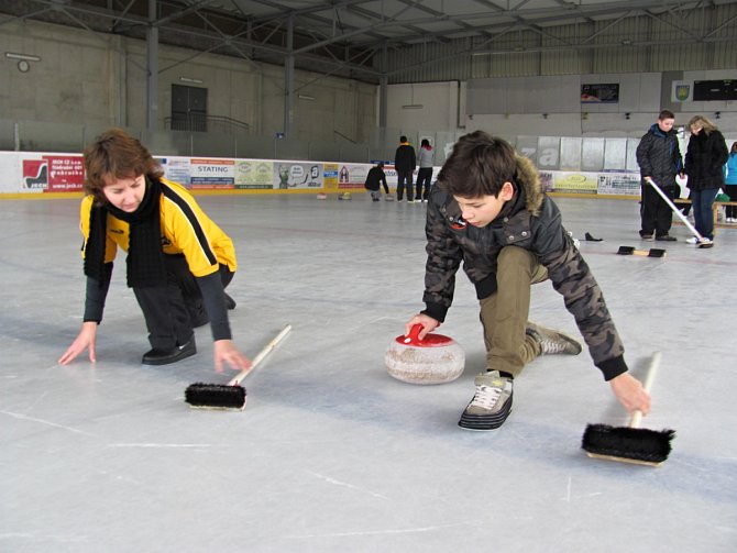 V OPOČNĚ se na kluzkém ledě nejprve často padalo. Po krátkém tréninku pod vedením zkušených hráčů curlingu  se řadě návštěvníků náborové akce dařilo odehrát těžké kameny do prostoru kruhů. 