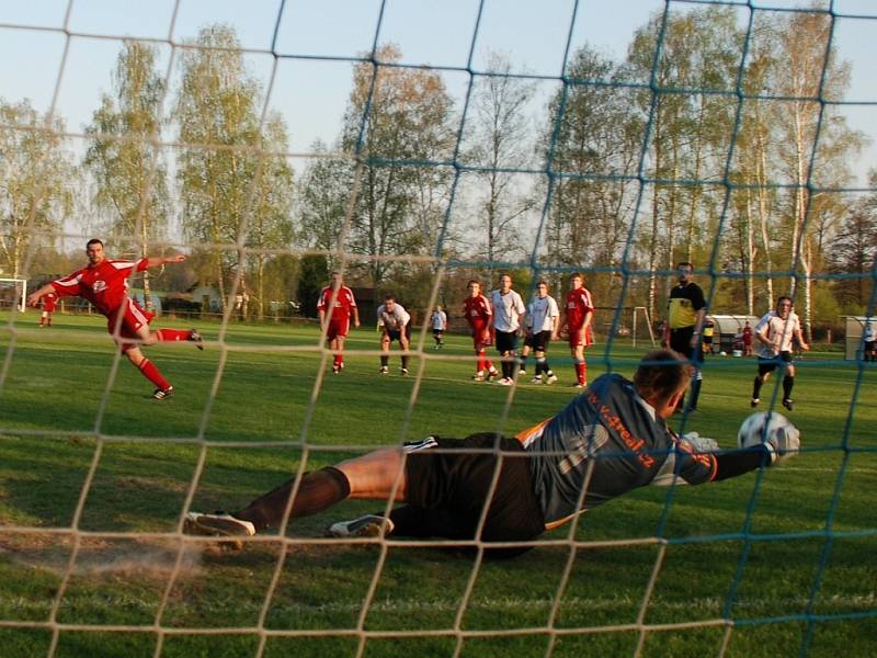 Fotbalové utkání krajské I. B třídy: AFK Častolovice - Lokomotiva Hradec Králové (1:2). 