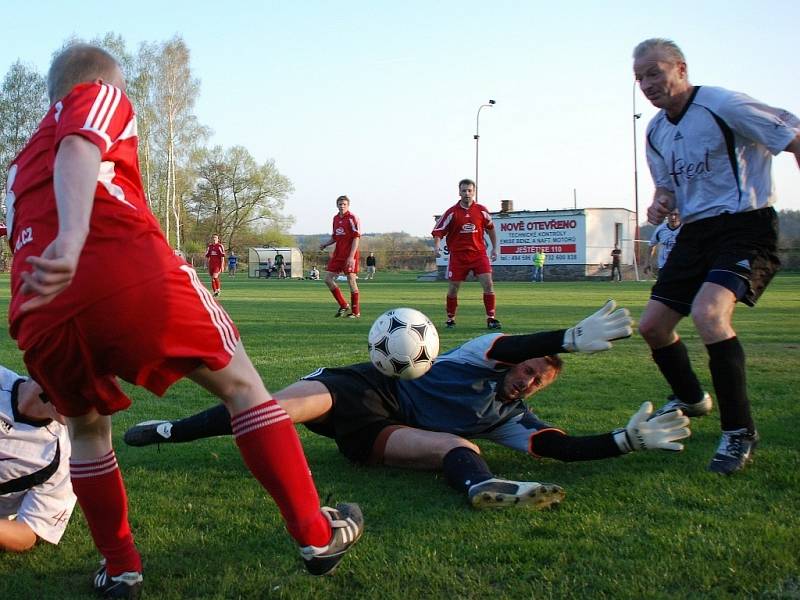 Fotbalové utkání krajské I. B třídy: AFK Častolovice - Lokomotiva Hradec Králové (1:2). 