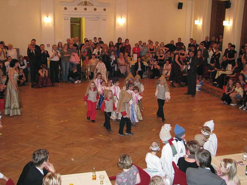 Ples Mateřinka v rychnovském Pelclově divadle.
