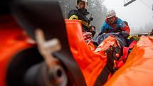 Z taktického cvičení složek integrovaného záchranného systému na podzim roku 2021 v Deštném v Orlických horách. Nacvičovala se tu záchrana lidí z lanovky. 
