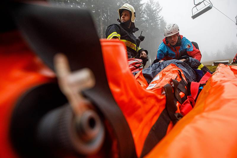 Z taktického cvičení složek integrovaného záchranného systému na podzim roku 2021 v Deštném v Orlických horách. Nacvičovala se tu záchrana lidí z lanovky. 