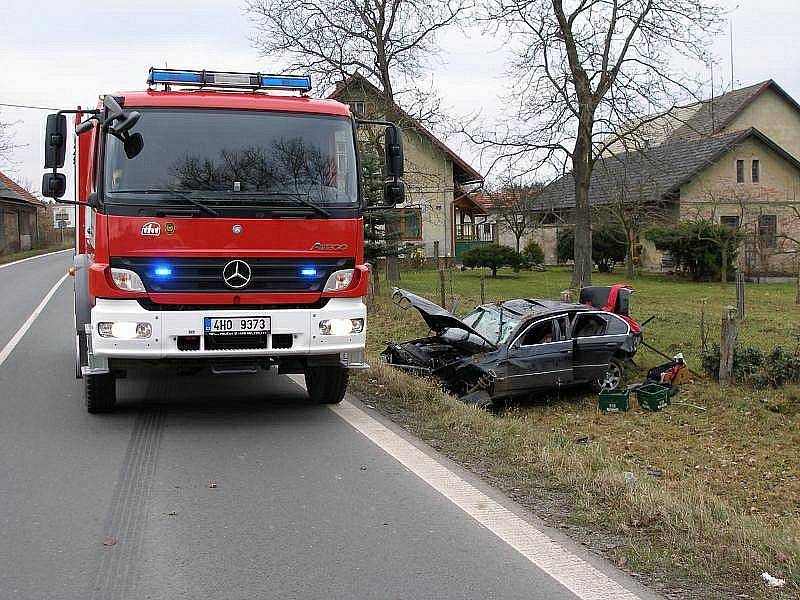 Dopravní nehoda osobního vozidla, které skončilo mimo komunikaci.