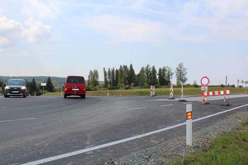 Na obchvat budou řidiči najíždět nad Broumarem. Foto: Deník/Jana Kotalová