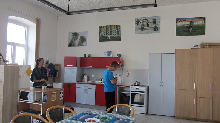 Z tréninkového bytu organizace Pferda v Rychnově nad Kněžnou. Tady se postižení klienti učí mnoha dovednostem, které jim pomáhají osamostatnit se.