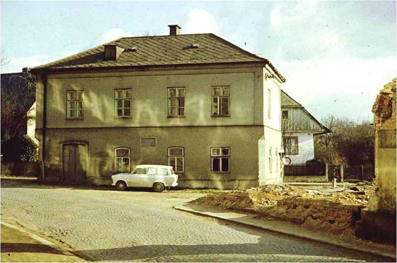 Rodný dům Karla Poláčka byste v Rychnově hledali marně, bývala na něm i pamětní deska. Zbourali ho sovětští vojáci. Stával v lokalitě, kde dnes sídlí budova Policie ČR.