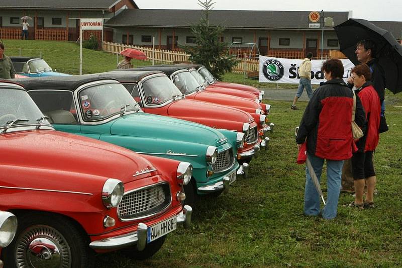 V  Motorestu v Cháborech se na oběd zastavilo 64 starých Felicií, 22 Octavií a jeden Wartburg.