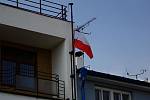 Na budově Městského úřadu v Dobrušce byla vyvěšena státní  vlajka Polska s černou stuhou a vlajka České republiky. Obě svěšeny na půl žerdi. 