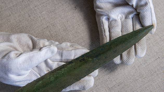 Čepel bronzového meče starého přes 3000 let, který představilo muzeum v Rychnově nad Kněžnou. Zbraň datovaná do mladší doby bronzové je zdobená jednoduchou rytou linií obíhající kolem ostří. Na Rychnovsku byl podobný nález učiněn naposledy před 130 lety.