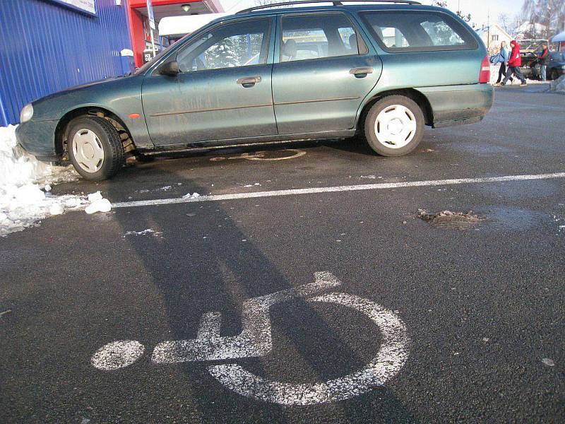 Automobil bez označení invalidy nemá na místě pro vozíčkáře co dělat.