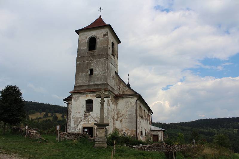 Kostely a kapličky v Orlických horách lákají turisty.