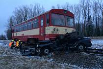 Řidič osobního auta jedoucí od Rokytnice v Orlických horách vjel pod vlak, jeho spolujezdkyně nepřežila. 