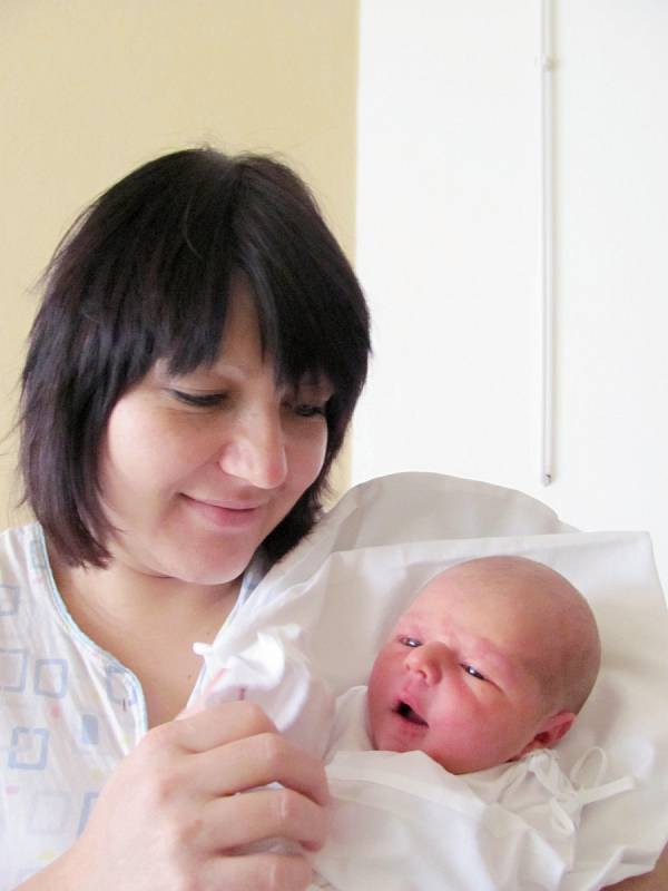 FILIP LINHART se narodil 22. listopadu v 7.05 hodin s váhou 3,62 kg a délkou 50 cm. S rodiči Marií a Pavlem Linhartovými bydlí v Litohradech. Tatínek byl u porodu velkou podporou.