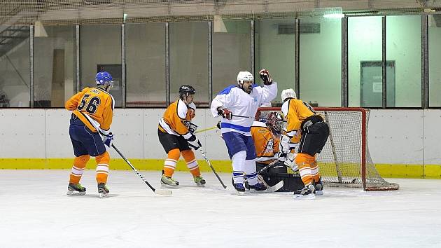 Postup do semifinále si jako první vybojovali hokejisté Častolovic (bílé dresy), kteří porazili kosteleckého souseda. 