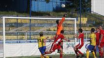 Fotbalisté Starého Města (žluté dresy) doma zvítězili nad Uherským Ostrohem přesvědčivě 7:2.