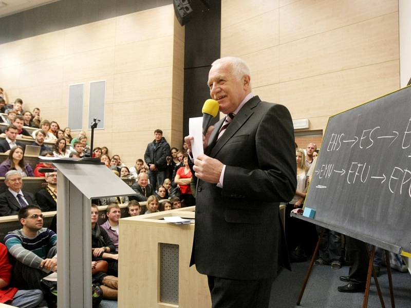 Václav Klaus při návštěvě na hradecké univerzitě