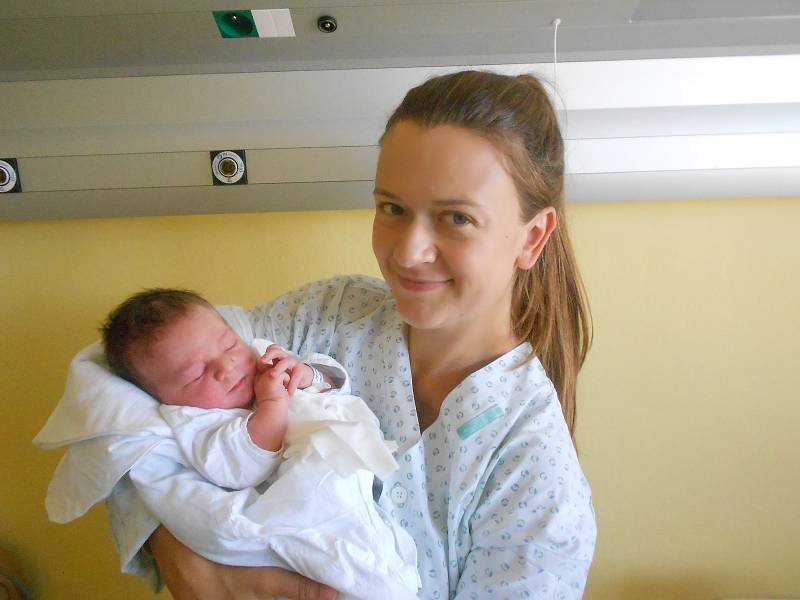 Mikuláš Pavelka se narodil 11. srpna 2020 v 9.:37 hodin, měřil 50 cm a vážil 3 500 g. Těšili se na něj rodiče Nela Vavřínová a Radek Pavelka z Týniště nad Orlicí. Tatínek byl u porodu statečný a samozřejmě ukápla slzička.
