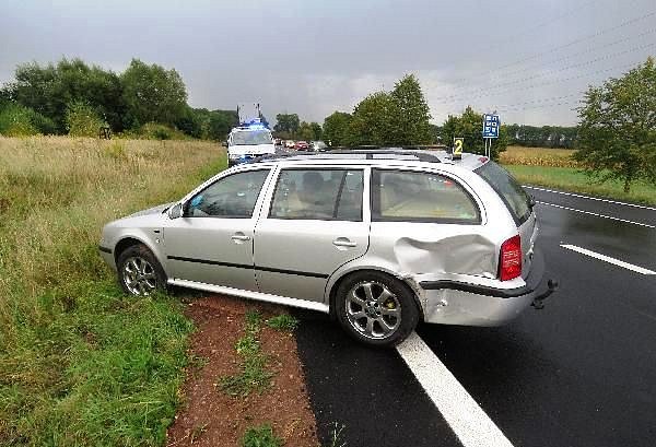 Motorkář nedobrzdil, skončil v nemocnici