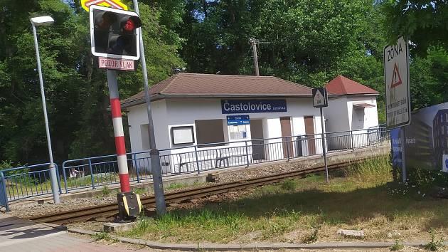 železniční přejezd v Častolovicích.