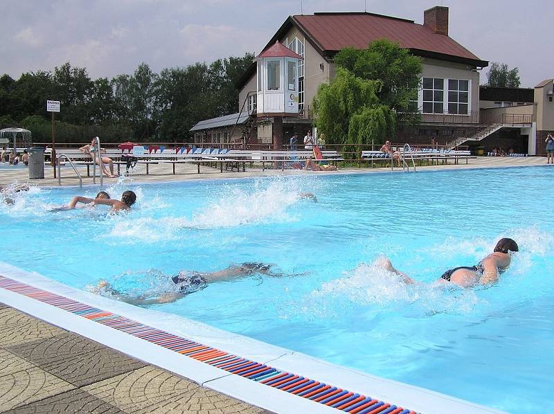 KRÁTCE PO STARTU PLAVECKÉ ČÁSTI  druhého ročníku dětského závodu Crosstriatlonu na dobrušském koupališti.