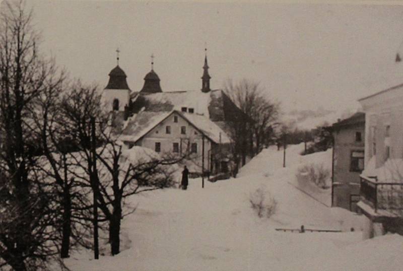 1941. Pohled na kostel a koloniál Michel od dnešního muzea. Z publikace Deštné v Orlických horách na starých pohlednicích (Muzeum zimních sportů, turistiky a řemesel)